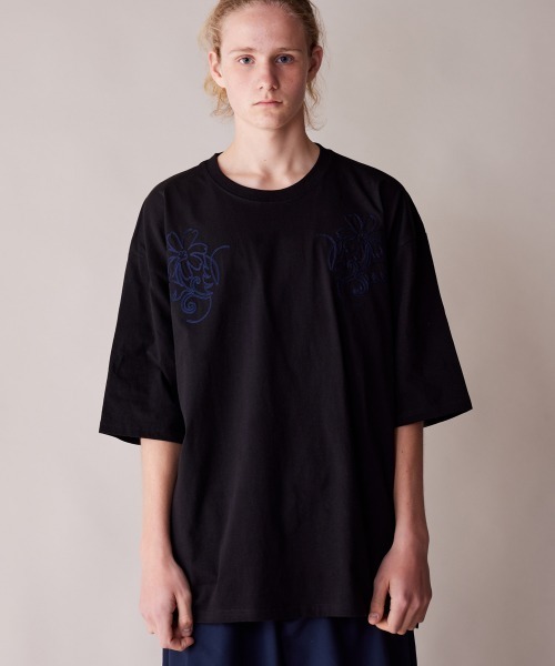 rehacer（レアセル）の「rehacer : One-Line Floral Stitch T-shirt / ワンライン　フローラルステッチ リラックスフィット T-シャツ（Tシャツ/カットソー・メンズ・オリーブ/ブラック/ホワイト・MEDIUM/LARGE/X-LARGE）」の11枚目の写真