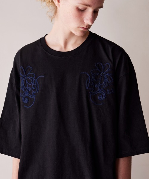 rehacer（レアセル）の「rehacer : One-Line Floral Stitch T-shirt / ワンライン　フローラルステッチ リラックスフィット T-シャツ（Tシャツ/カットソー・メンズ・オリーブ/ブラック/ホワイト・MEDIUM/LARGE/X-LARGE）」の10枚目の写真