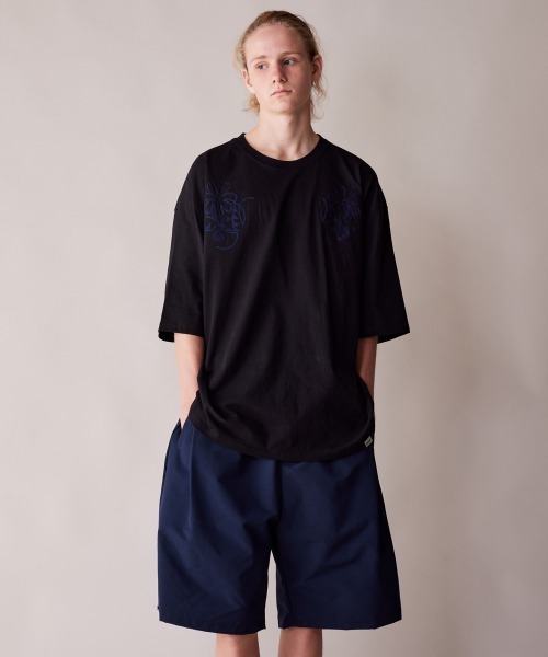 rehacer（レアセル）の「rehacer : One-Line Floral Stitch T-shirt / ワンライン　フローラルステッチ リラックスフィット T-シャツ（Tシャツ/カットソー・メンズ・オリーブ/ブラック/ホワイト・MEDIUM/LARGE/X-LARGE）」の12枚目の写真