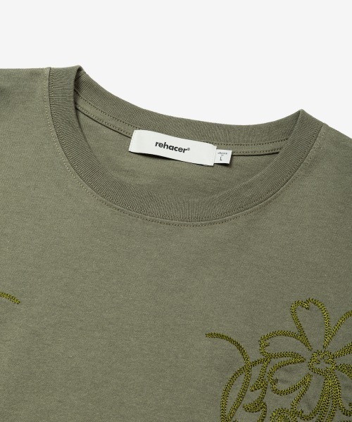 rehacer（レアセル）の「rehacer : One-Line Floral Stitch T-shirt / ワンライン　フローラルステッチ リラックスフィット T-シャツ（Tシャツ/カットソー・メンズ・オリーブ/ブラック/ホワイト・MEDIUM/LARGE/X-LARGE）」の15枚目の写真