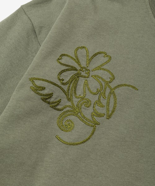 rehacer（レアセル）の「rehacer : One-Line Floral Stitch T-shirt / ワンライン　フローラルステッチ リラックスフィット T-シャツ（Tシャツ/カットソー・メンズ・オリーブ/ブラック/ホワイト・MEDIUM/LARGE/X-LARGE）」の17枚目の写真