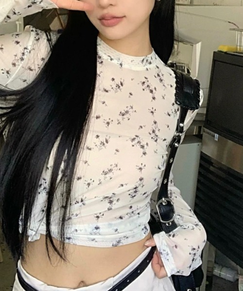 SHEENA(シーナ)の「小花柄ストレッチシアートップス(Tシャツ/カットソー・レディース・ホワイト/アイボリー/ライトオレンジ系・M)」の5枚目の写真