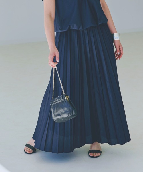 GLOBAL WORK(グローバルワーク)の「高山直子さんコラボ/セミシアープリーツスカート/EiiS/289637(スカート・レディース・スミクロ/ネイビー・SMALL/X-SMALL)」の2枚目の写真