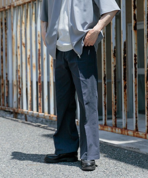 ITEMS URBANRESEARCH(アイテムズ アーバンリサーチ)の「センタープレスフレアードトラウザー(その他パンツ・メンズ・グレー/ブラック/ネイビー・MEDIUM/LARGE)」の1枚目の写真