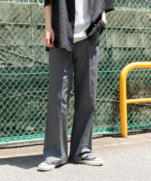 ITEMS URBANRESEARCH(アイテムズ アーバンリサーチ)の「センタープレスフレアードトラウザー(その他パンツ・メンズ・グレー/ブラック/ネイビー・MEDIUM/LARGE)」の3枚目の写真