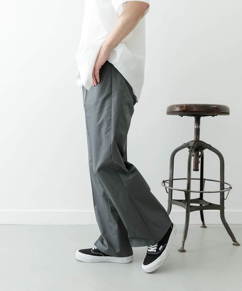 ITEMS URBANRESEARCH(アイテムズ アーバンリサーチ)の「センタープレスフレアードトラウザー(その他パンツ・メンズ・グレー/ブラック/ネイビー・MEDIUM/LARGE)」の15枚目の写真