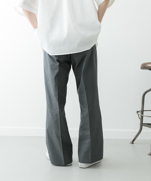 ITEMS URBANRESEARCH(アイテムズ アーバンリサーチ)の「センタープレスフレアードトラウザー(その他パンツ・メンズ・グレー/ブラック/ネイビー・MEDIUM/LARGE)」の18枚目の写真