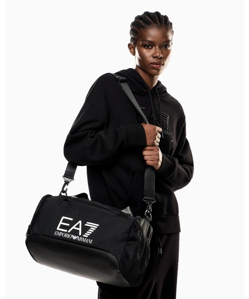EMPORIO ARMANI EA7（エンポリオアルマーニイーエーセブン）の「【エンポリオ アルマーニ EA7】Train Core ジムバッグ オーバーサイズEA7ロゴ スモール（ドラムバッグ・メンズ・ブラック・FREE）」の8枚目の写真