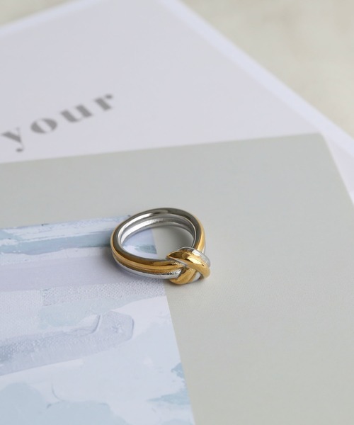 colleca la（コレカラ）の「[stainless]ステンレス・ノットリング〈金属アレルギー対応〉（リング・レディース・シルバー×ゴールド/ゴールド・FREE）」の2枚目の写真