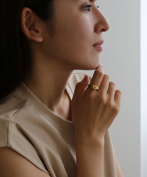 colleca la（コレカラ）の「[stainless]ステンレス・ノットリング〈金属アレルギー対応〉（リング・レディース・シルバー×ゴールド/ゴールド・FREE）」の3枚目の写真