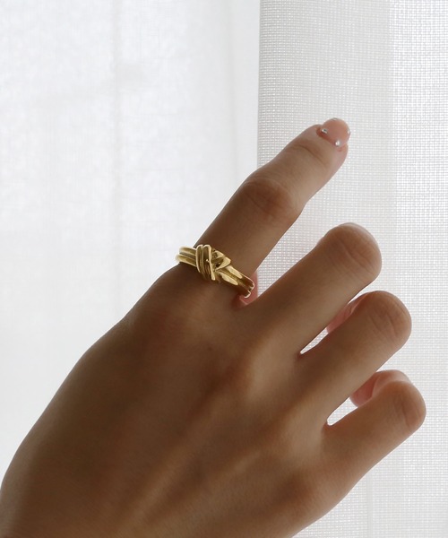 colleca la（コレカラ）の「[stainless]ステンレス・ノットリング〈金属アレルギー対応〉（リング・レディース・シルバー×ゴールド/ゴールド・FREE）」の4枚目の写真