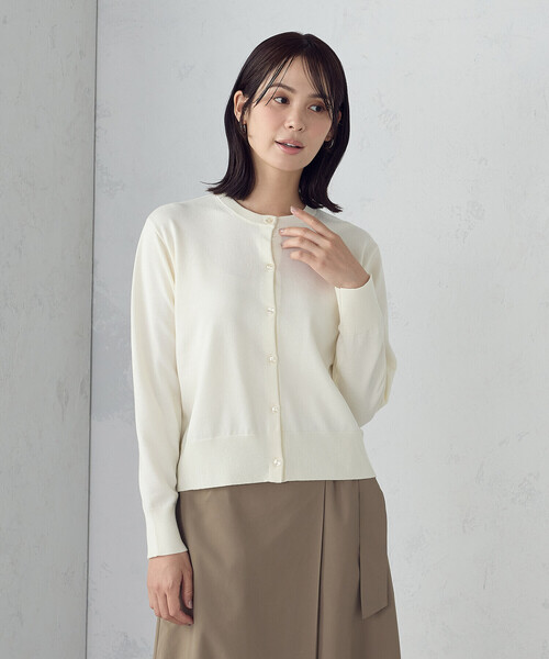 COMME CA ISM（コムサイズム）の「【マシンウォッシャブル】ベーシック クルーネックカーディガン（カーディガン/ボレロ・レディース・ブラック/ホワイト/グリーン/チャコール・MEDIUM/LARGE）」の2枚目の写真