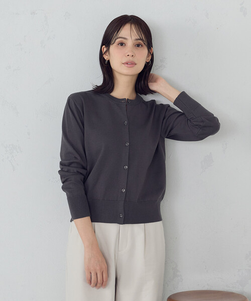 COMME CA ISM（コムサイズム）の「【マシンウォッシャブル】ベーシック クルーネックカーディガン（カーディガン/ボレロ・レディース・ブラック/ホワイト/グリーン/チャコール・MEDIUM/LARGE）」の3枚目の写真