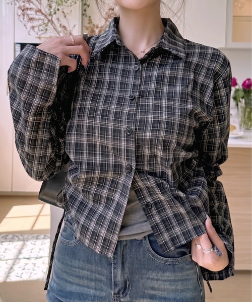Ada.（エイダ）の「チェック柄 サイドシャーリング リボン ショートシャツ（シャツ/ブラウス・レディース・ブラック/レッド/ブラウン・FREE）」の2枚目の写真