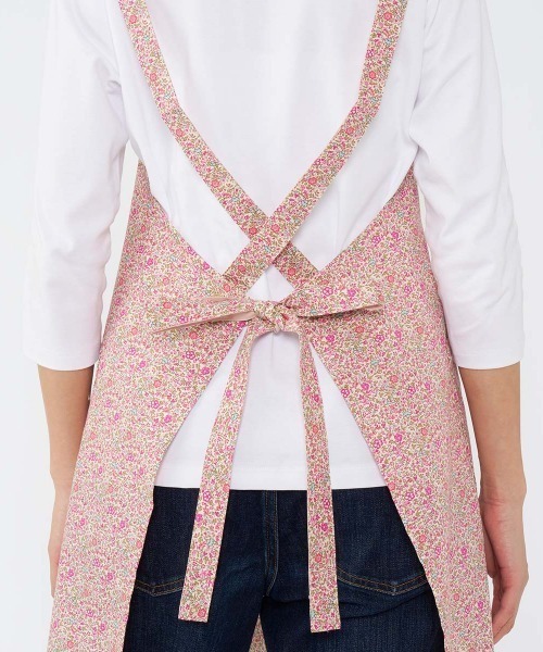 NAIGAI（ナイガイ）の「LICIE MADE WITH LIBERTY FABRIC Katie and Millie 綿100% 40ブロード 後結び ロングエプロン 70554012（エプロン・レディース・グリーン/ピンク/ネイビー・FREE）」の5枚目の写真