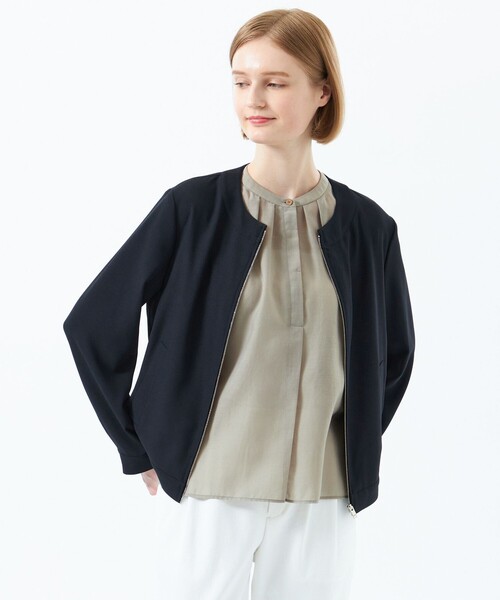 MACKINTOSH PHILOSOPHY（ﾏｯｷﾝﾄｯｼｭ ﾌｨﾛｿﾌｨｰ）の「バックサテンノーカラージップジャケット（ノーカラージャケット・レディース・ベージュ/ダークネイビー・34/38/36）」の2枚目の写真