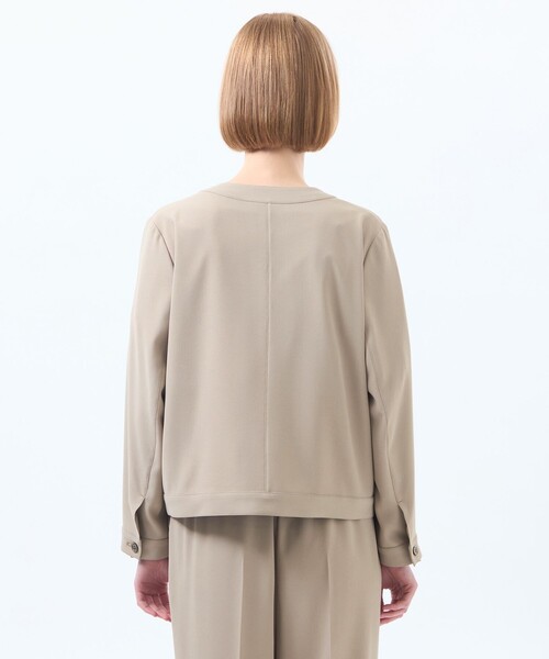MACKINTOSH PHILOSOPHY（ﾏｯｷﾝﾄｯｼｭ ﾌｨﾛｿﾌｨｰ）の「バックサテンノーカラージップジャケット（ノーカラージャケット・レディース・ベージュ/ダークネイビー・34/38/36）」の7枚目の写真