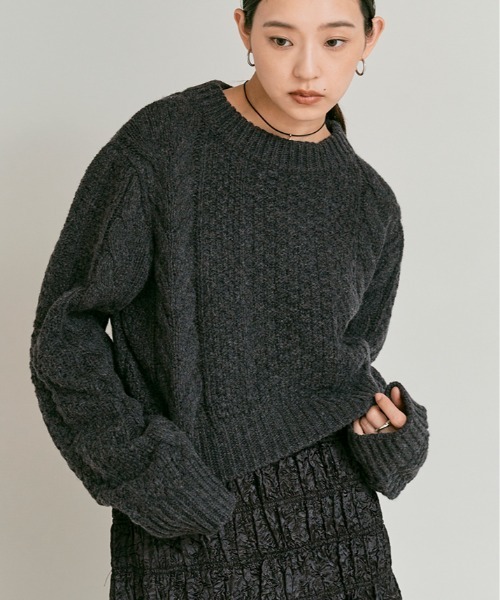 W:Huku(フーク)の「ウール ショート丈 ケーブル ニット セーター / Wool-Blend Short Length Cable Knit Sweater(ニット/セーター・レディース・ブラウン/アイボリー/チャコール・FREE)」の2枚目の写真