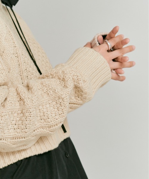 W:Huku(フーク)の「ウール ショート丈 ケーブル ニット セーター / Wool-Blend Short Length Cable Knit Sweater(ニット/セーター・レディース・ブラウン/アイボリー/チャコール・FREE)」の5枚目の写真