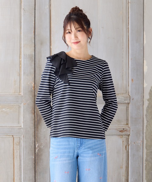 Rose Tiara(ローズティアラ)の「【UVカット】ショルダーフリルカットソー(Tシャツ/カットソー・レディース・ホワイト/オフホワイト/ブラック・38/42/46)」の2枚目の写真