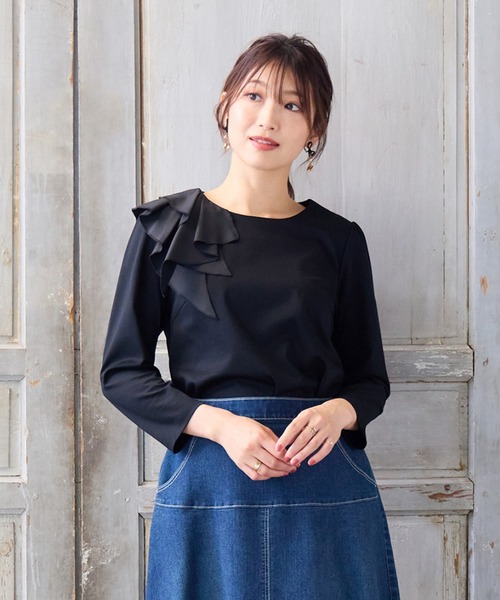 Rose Tiara(ローズティアラ)の「【UVカット】ショルダーフリルカットソー(Tシャツ/カットソー・レディース・ホワイト/オフホワイト/ブラック・38/42/46)」の3枚目の写真