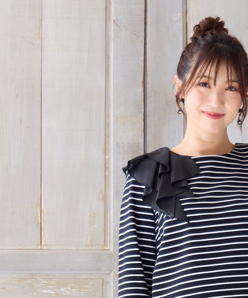 Rose Tiara(ローズティアラ)の「【UVカット】ショルダーフリルカットソー(Tシャツ/カットソー・レディース・ホワイト/オフホワイト/ブラック・38/42/46)」の13枚目の写真