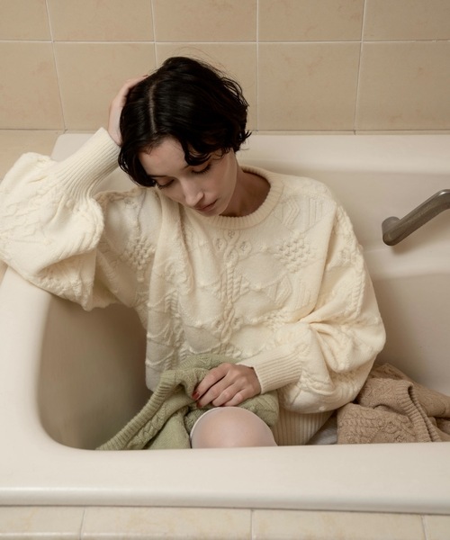 lawgy（ラウジー）の「pattern rhombus volume sleeve knit / パターンロンバスボリュームスリーブニット（ニット/セーター・レディース・ベージュ/グリーン系その他/ホワイト・FREE）」の4枚目の写真