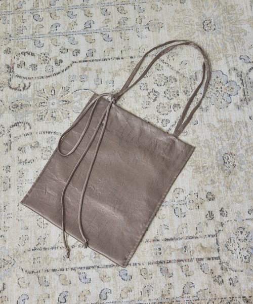 SALON adam et rope'（サロン アダム エ ロペ）の「【WEB限定】コードチャーム付サテントート / A4（トートバッグ・レディース・ブラック/ベージュ系その他・FREE）」の3枚目の写真