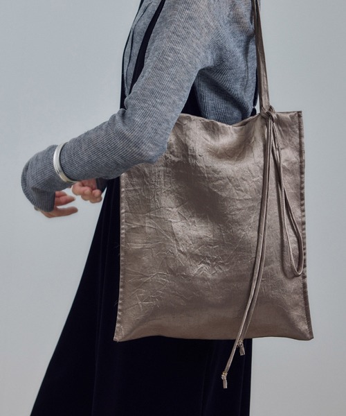 SALON adam et rope'（サロン アダム エ ロペ）の「【WEB限定】コードチャーム付サテントート / A4（トートバッグ・レディース・ブラック/ベージュ系その他・FREE）」の6枚目の写真