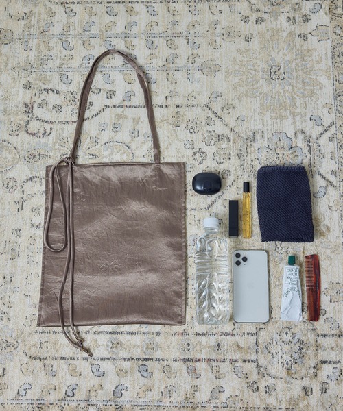 SALON adam et rope'（サロン アダム エ ロペ）の「【WEB限定】コードチャーム付サテントート / A4（トートバッグ・レディース・ブラック/ベージュ系その他・FREE）」の8枚目の写真