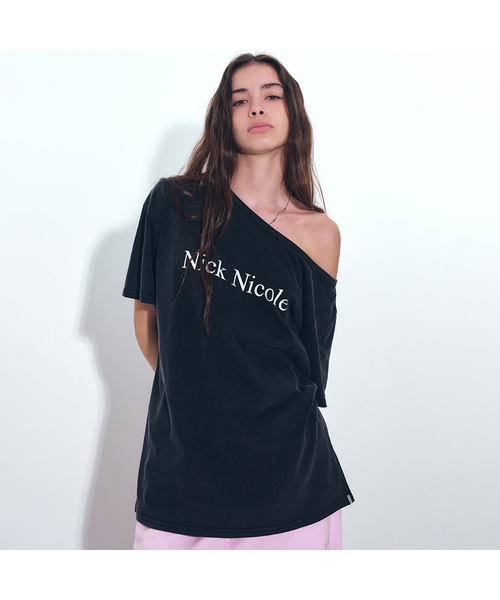 NICK&NICOLE(ニックアンドニコール)の「NICOLE ONE SHOULDER RELAXED LOGO TOP_BLACK(Tシャツ/カットソー・レディース・ブラック・FREE)」の1枚目の写真
