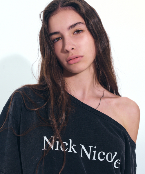 NICK&NICOLE(ニックアンドニコール)の「NICOLE ONE SHOULDER RELAXED LOGO TOP_BLACK(Tシャツ/カットソー・レディース・ブラック・FREE)」の2枚目の写真