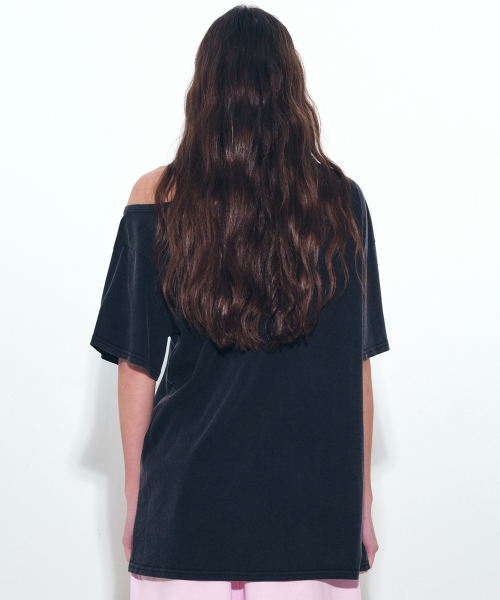 NICK&NICOLE(ニックアンドニコール)の「NICOLE ONE SHOULDER RELAXED LOGO TOP_BLACK(Tシャツ/カットソー・レディース・ブラック・FREE)」の3枚目の写真