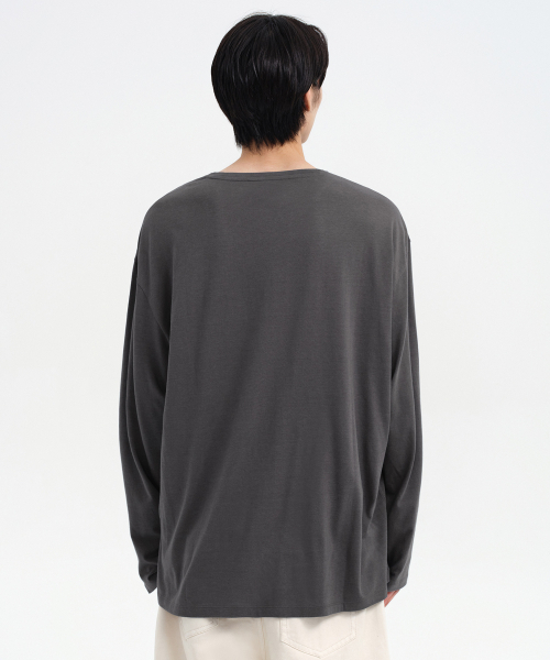 MUSINSA STANDARD（ムシンサスタンダード）の「オーバーサイズCRクルーネック長袖Tシャツ[ガンメタル]（Tシャツ/カットソー・メンズ・その他・SMALL/MEDIUM/LARGE/X-LARGE/XX-LARGE）」の3枚目の写真