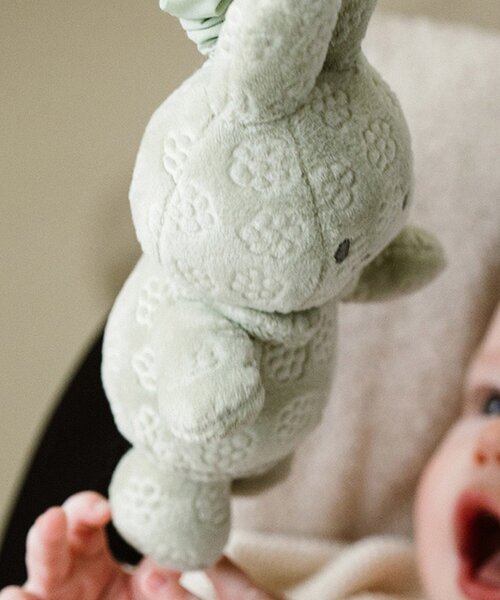 BIRTHDAY BAR（バースデイバー）の「ミッフィー×Little Dutch　miffy flower ぶるぶるトイ（ベビーギフト・キッズ・グリーン/ピンク・0）」の3枚目の写真