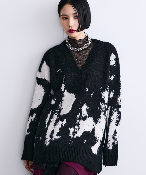 MONOe（モノエ）の「モノクロペイント柄Vネックオーバーニット/ユニ