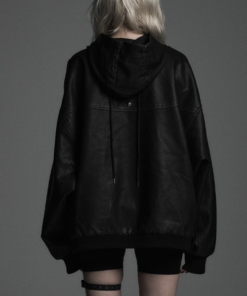 ROSEN KREUZ(ローゼンクロイツ)の「【Rosen Kreuz】VINTAGE COATING SHIRRING HOODIE / 【ローゼンクロイツ】ヴィンテージコーティングシャーリングプルオーバーパーカー(パーカー・メンズ・ブラック/チャコール・2/1)」の11枚目の写真