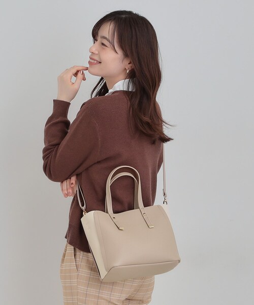 SHOO・LA・RUE（シューラルー）の「【軽量】ハンドル金具配色トートバッグ（トートバッグ・レディース・ベージュ系4/イエロー系4/グレー系4/ブラック系4/ブラック・00）」の4枚目の写真