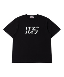 ITZAVIBE（イッザバイブ）の「MIX LOGO T SHIRT - BLACK（Tシャツ/カットソー）」