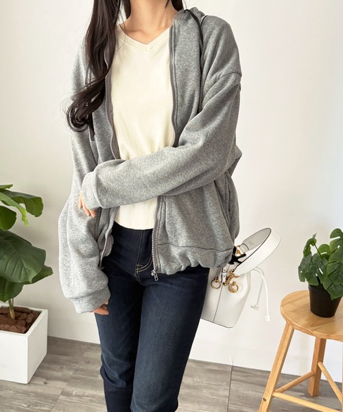 Dewlily(デューリリー)の「デイリーに使いやすいゆるバランス ビッグシルエットロゴジップパーカー(パーカー・レディース・グレー/ブラック/ベージュ・M/S/L/XL)」の14枚目の写真