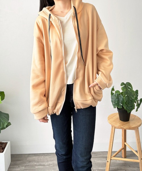 Dewlily(デューリリー)の「デイリーに使いやすいゆるバランス ビッグシルエットロゴジップパーカー(パーカー・レディース・グレー/ブラック/ベージュ・M/S/L/XL)」の16枚目の写真