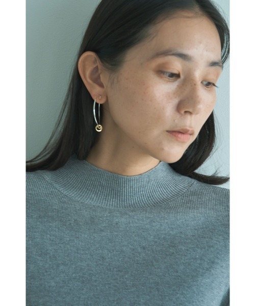 marjour（マージュール）の「BICOLOR RING HOOP EARRING（イヤリング・レディース・シルバー×ゴールド・FREE）」の4枚目の写真