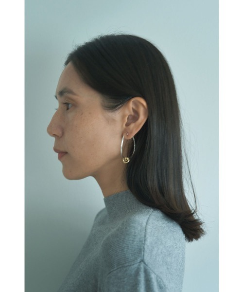 marjour（マージュール）の「BICOLOR RING HOOP EARRING（イヤリング・レディース・シルバー×ゴールド・FREE）」の6枚目の写真