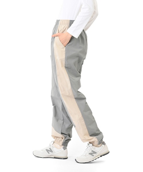 NEW BALANCE（ニューバランス）の「タスランナイロンウーブンジョガーパンツ（スウェットパンツ・レディース・ライトグレー・SMALL/MEDIUM/LARGE/X-LARGE）」の2枚目の写真