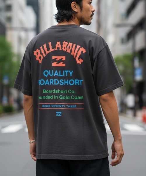 BILLABONG(ビラボン)の「BILLABONG メンズ ARCH 73 Tシャツ 【2026年春夏モデル】/ビラボンバックプリント半袖Tシャツ(Tシャツ/カットソー・メンズ・オフホワイト/ブラック系その他・MEDIUM/LARGE/X-LARGE)」の2枚目の写真