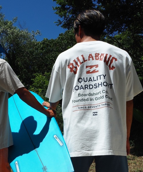 BILLABONG(ビラボン)の「BILLABONG メンズ ARCH 73 Tシャツ 【2026年春夏モデル】/ビラボンバックプリント半袖Tシャツ(Tシャツ/カットソー・メンズ・オフホワイト/ブラック系その他・MEDIUM/LARGE/X-LARGE)」の1枚目の写真