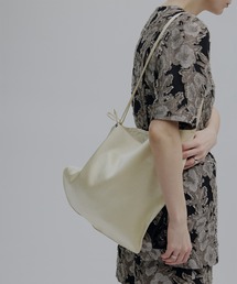 Ameri（アメリ）の「CURVE SATIN TOTE BAG（ショルダーバッグ）」