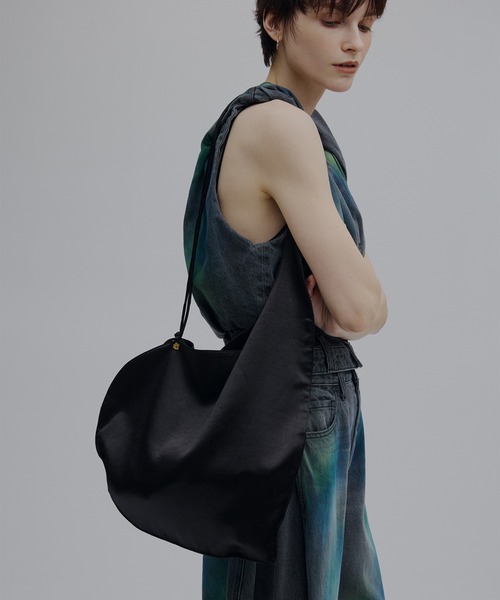 Ameri(アメリ)の「CURVE SATIN TOTE BAG(ショルダーバッグ・レディース・レッド/ブラック/アイボリー・FREE)」の2枚目の写真