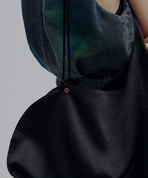 Ameri(アメリ)の「CURVE SATIN TOTE BAG(ショルダーバッグ・レディース・レッド/ブラック/アイボリー・FREE)」の12枚目の写真