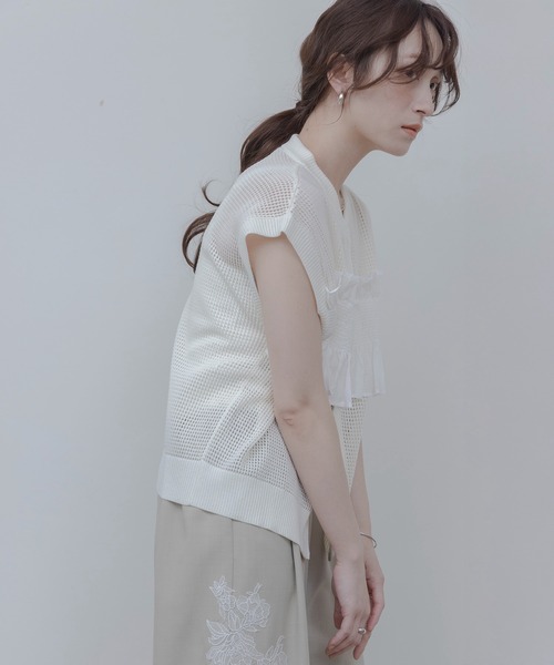 Eimee Law(エイミーロウ)の「シャーリングフリルメッシュニットベスト(ベスト・レディース・ブラック/オフホワイト/ベージュ・FREE)」の19枚目の写真